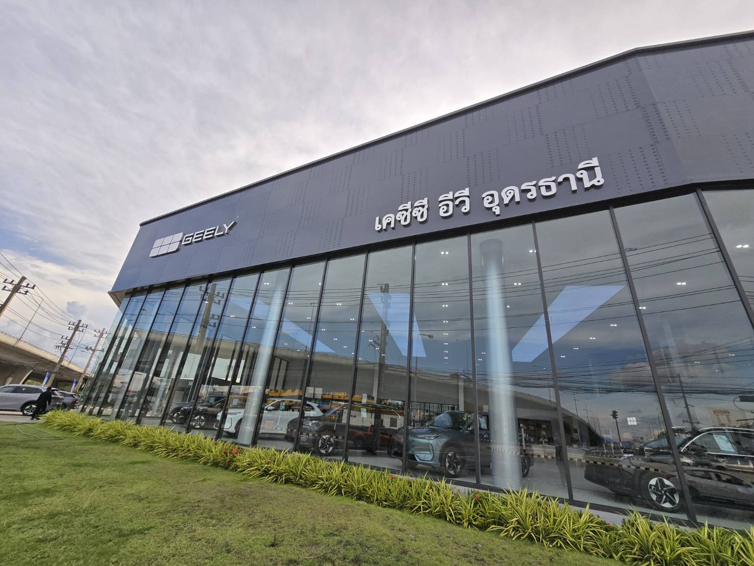 ด้านหน้าโชว์รูม geely เคซีซี อีวี อุดรธานี