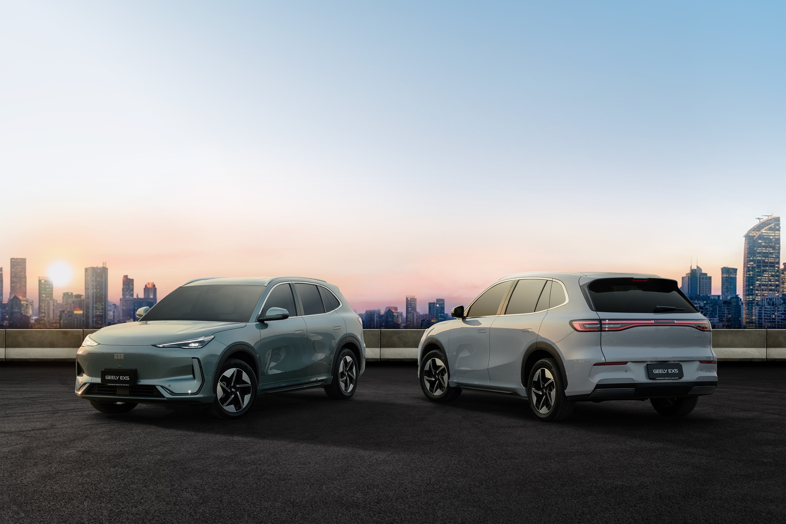 ภาพด้านหน้าและด้านหลังรถยนต์ไฟฟ้า GEELY EX5
