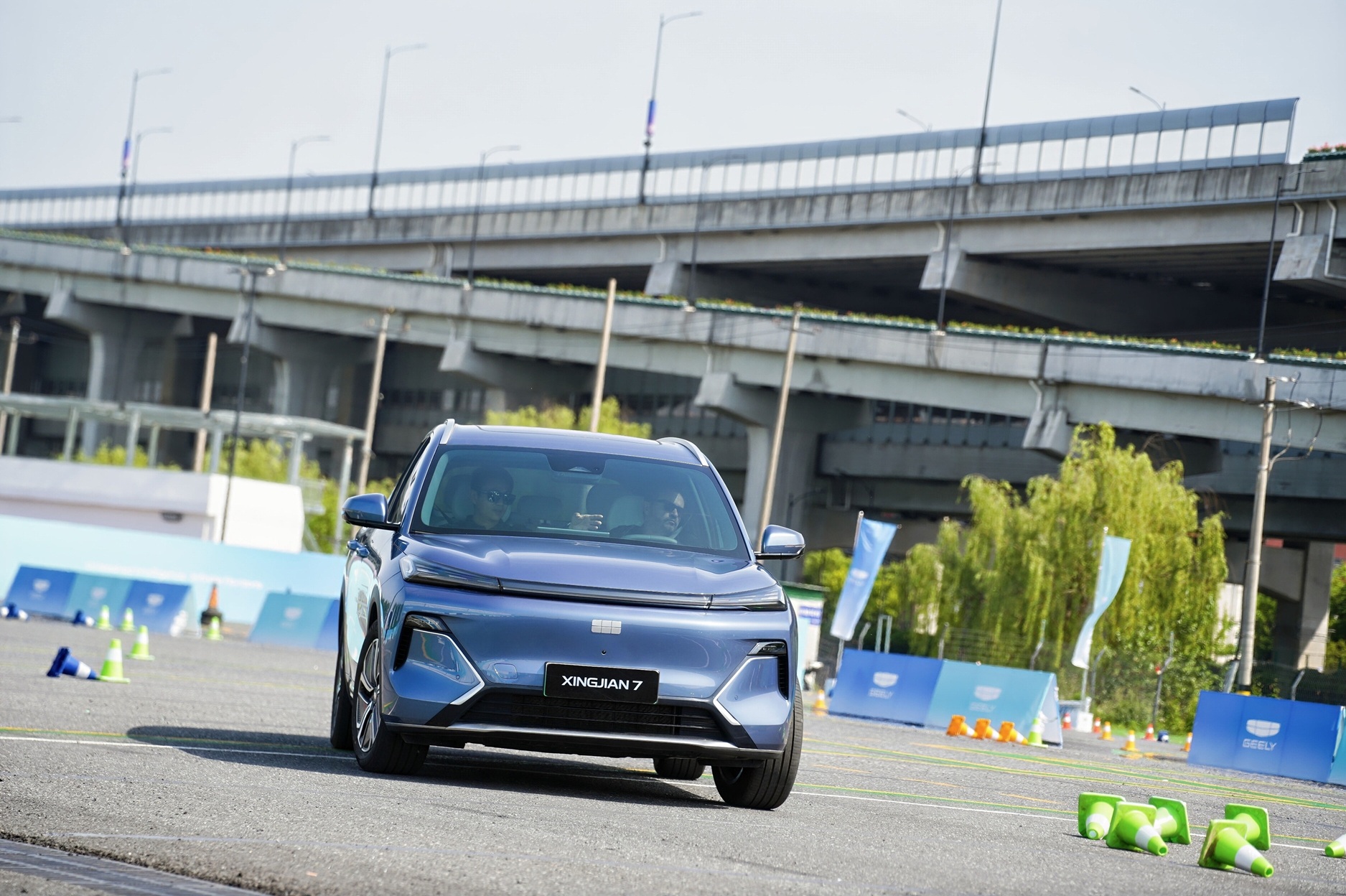 รถยนต์ Geely Starray รุ่นใหม่พร้อมระบบขับเคลื่อน EM Super Hybrid